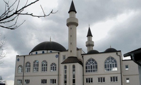 İngiltere’de 4 camiye balyozla saldırı