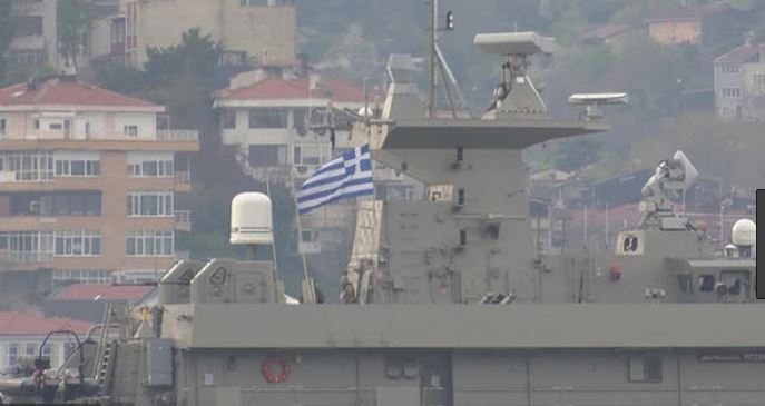 Yunan savaş gemisi boğazlardan geçti!