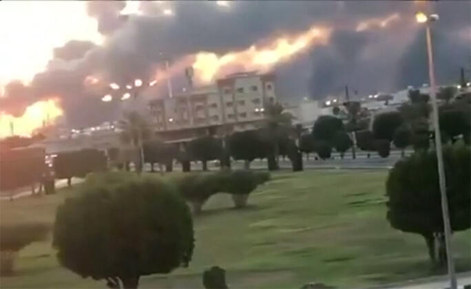 Suudi Arabistan’da 2 petrol tesisine saldırı