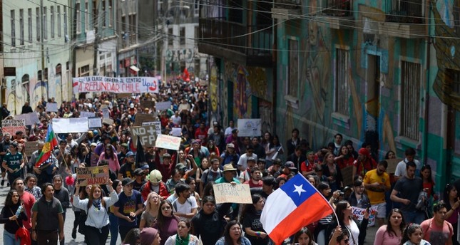 رئيس تشيلي يطالب الوزراء بالاستقالة لتشكيل حكومة تلبي مطالب الشعب