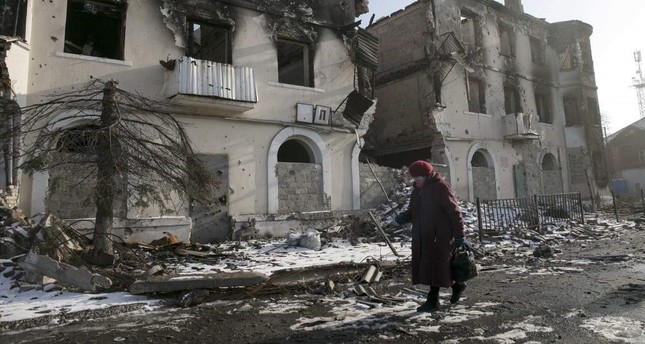 Ukraine, separatists begin troops pullback