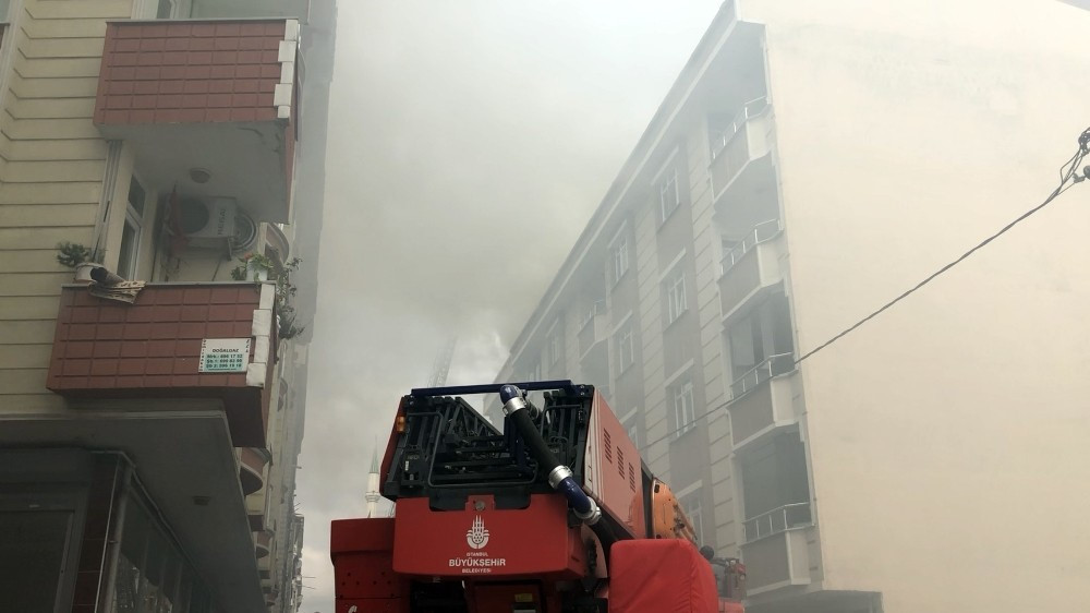 İstanbul Esenyurt'ta 4 katlı binanın çatısında yangın: Çok sayıda…