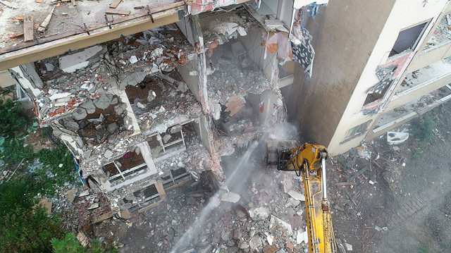 Büyükçekmece'de risk taşıyan binaların yıkımına başlandı