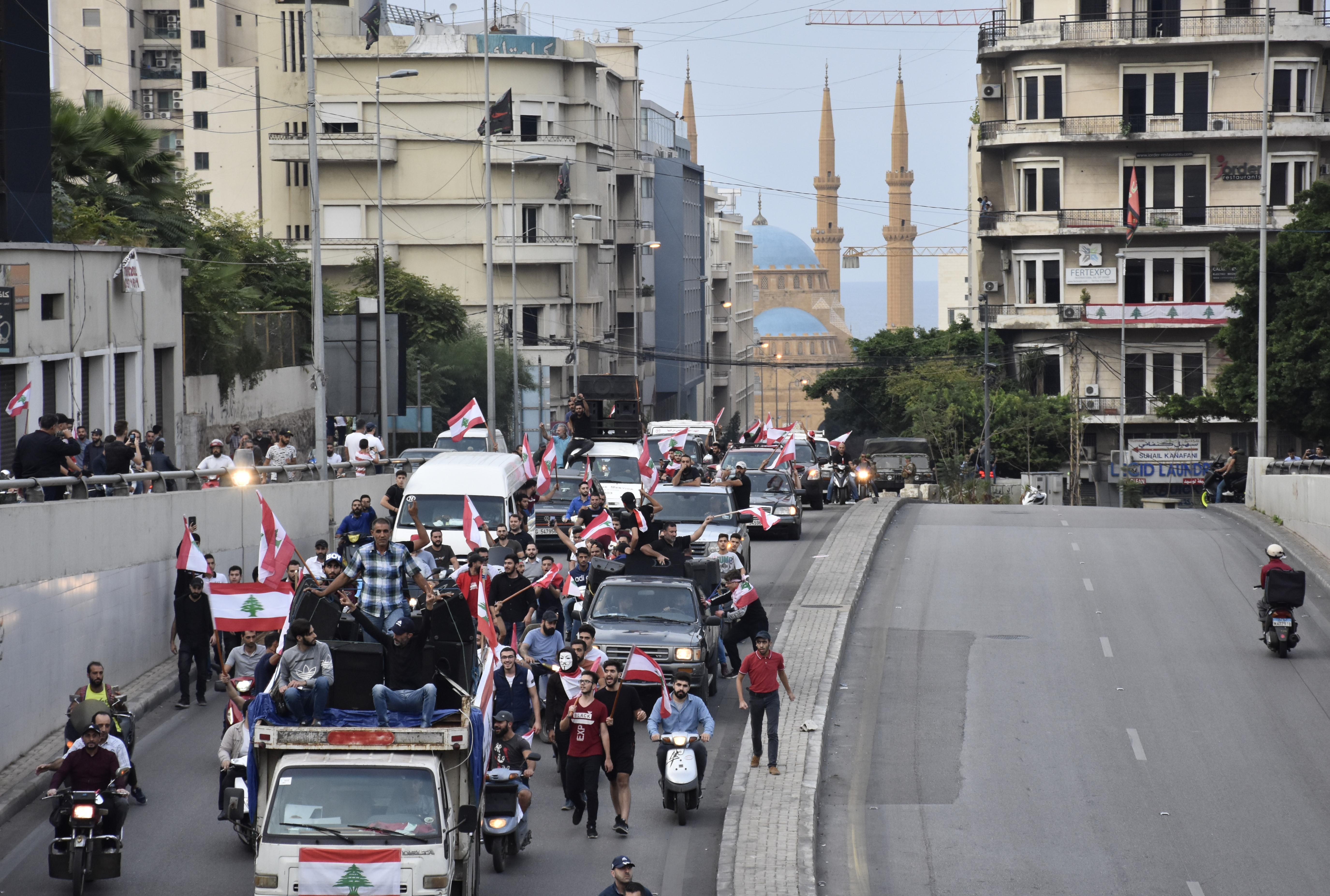 Lübnan'da kriz büyüyor: Temel ihtiyaç maddeleri tükenmek üzere