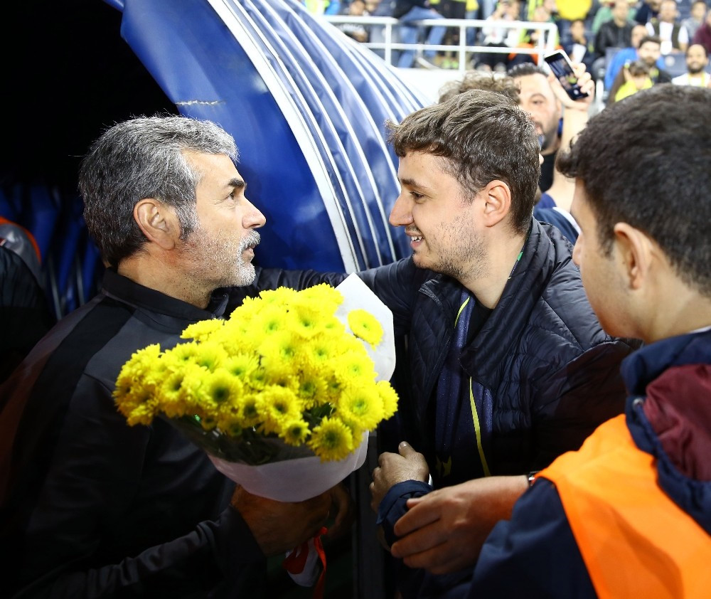 Fenerbahçeli taraftarlar, eski futbolcusu ve teknik direktörü Aykut Kocaman’a Konyaspor maçı öncesinde çiçek takdim etti.