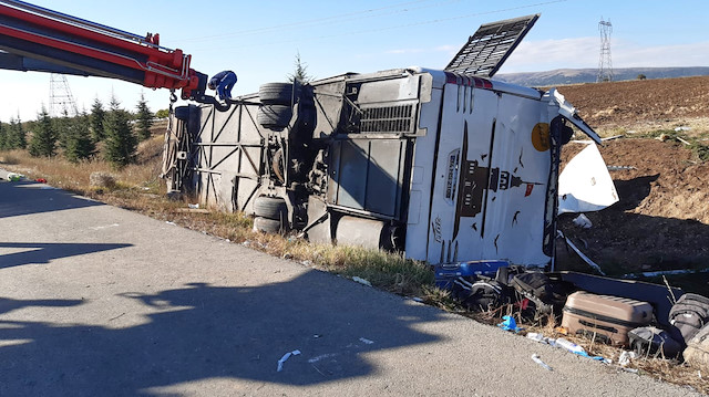 Afyonkarahisar'da yolcu otobüsü devrildi: 1 ölü 40 yaralı