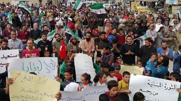 سوريا.. نازحو منبج يتظاهرون ضد وجود النظام بمناطقهم