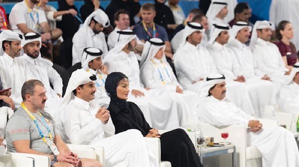 شاهد بالفيديو ما فعله أمير قطر عندما مر بوالده خلال مباراة رياضية