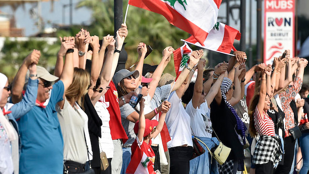 Lübnan’da göstericiler 170 kilometrelik insan zinciri oluşturdu: Hükümetin istifasını istiyorlar