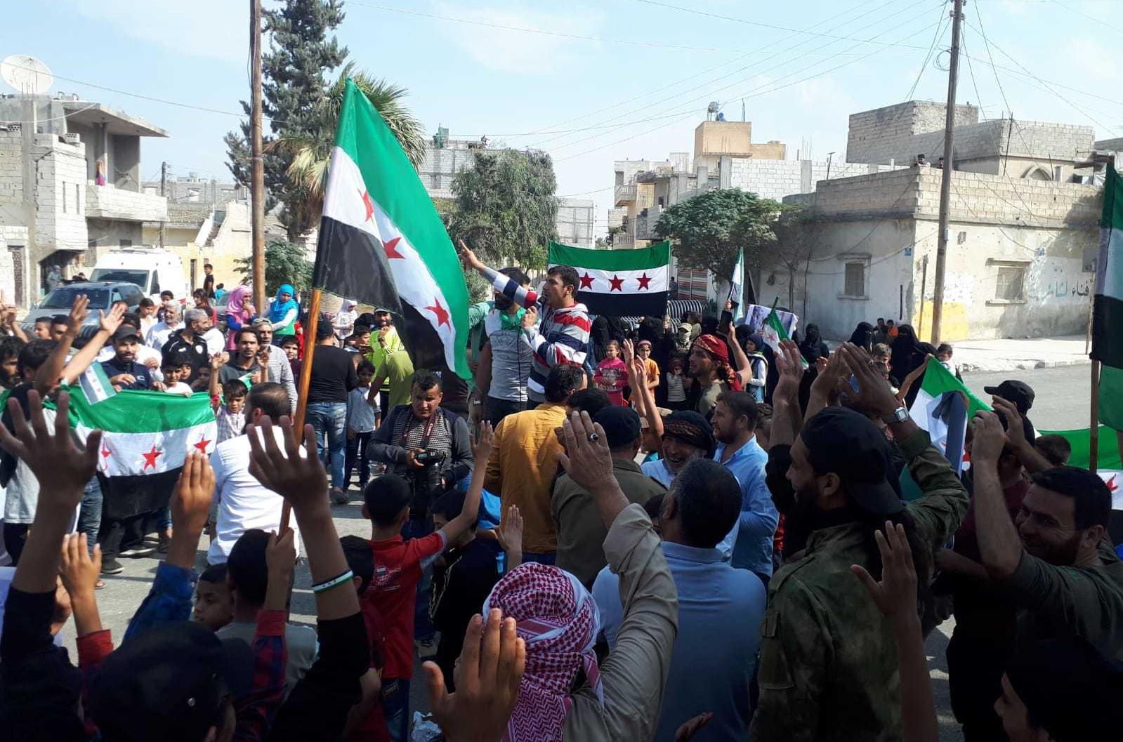 Halk ayaklandı: Münbiç, Türk askeri ve Suriye Milli Ordusu'nu bekliyor