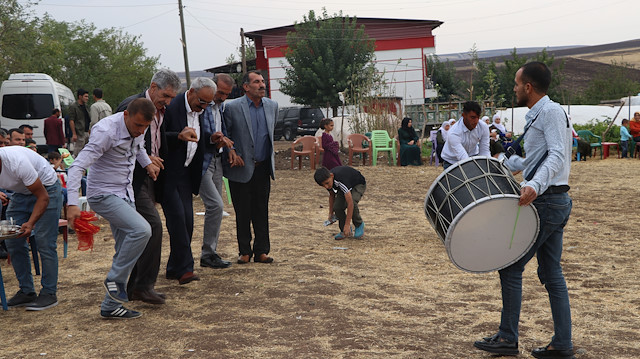 Evlat nöbetinin simge ismi Hacire ana, terör örgütü PKK'nın elinden kurtardığı oğlunu evlendirdi