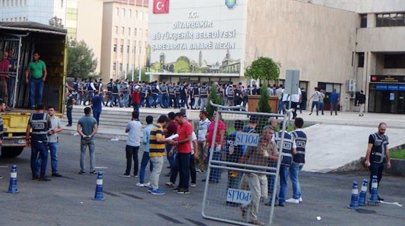 Diyarbakır polisinin belediye binasına giriş anı
