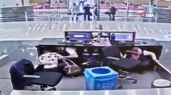 THY görevlisi, deprem sırasında yolcuyu böyle korudu