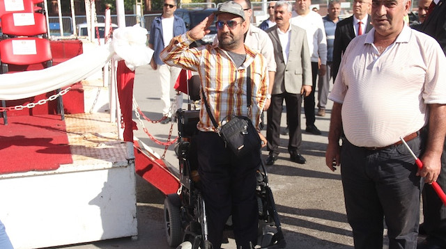 Tekerlekli sandalyeli gaziden İstiklal Marşına duygulandıran saygı: Ayağa kalktığım için bacağım şişti ama marş okunurken oturamazdım