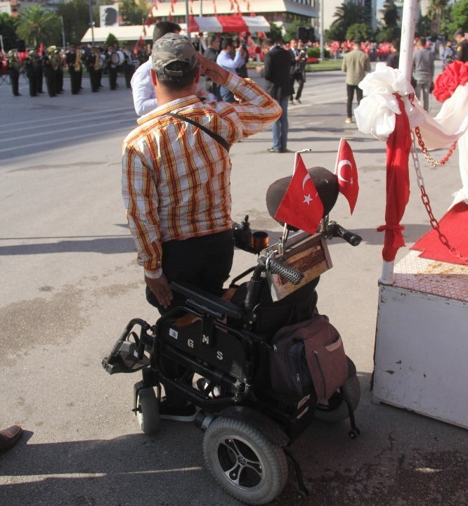 Hakkari haberler: Tekerlekli sandalyeli gaziden İstiklal Marşına…