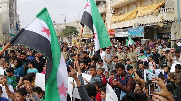 نازحو منبج السورية يتظاهرون ضد دخول قوات النظام مدينتهم