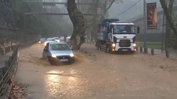 İstanbul'da beklenen yağış başladı bazı yollar göle döndü! İstanbul…