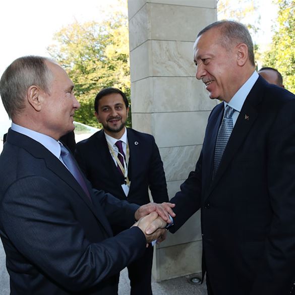 Cumhurbaşkanı Erdoğan'ı kapıda karşılayan Putin: Siz geldiniz hava ne kadar güzel oldu
