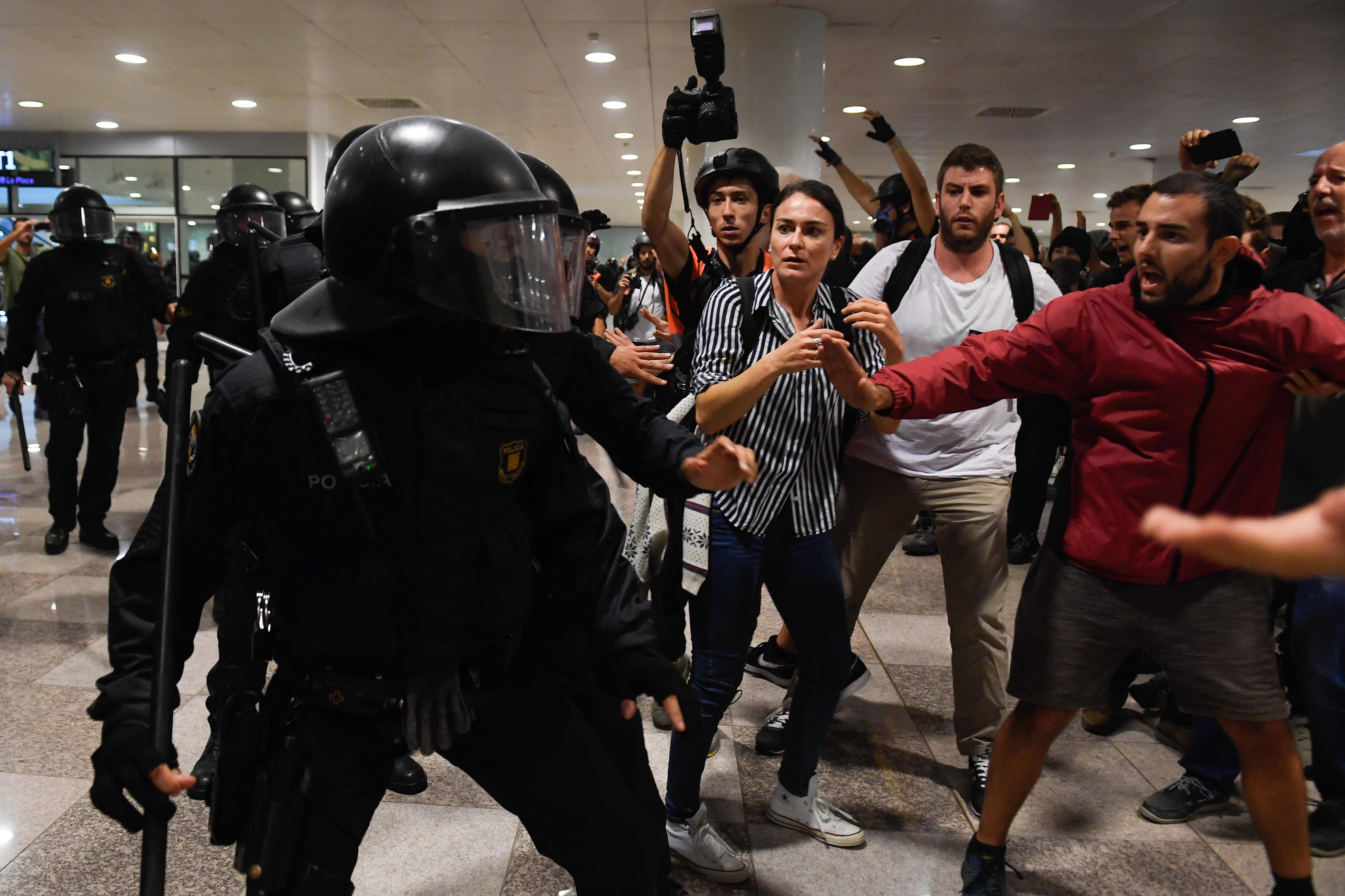 Katalan siyasetçilere ceza ülkeyi karıştırdı: 170 yaralı