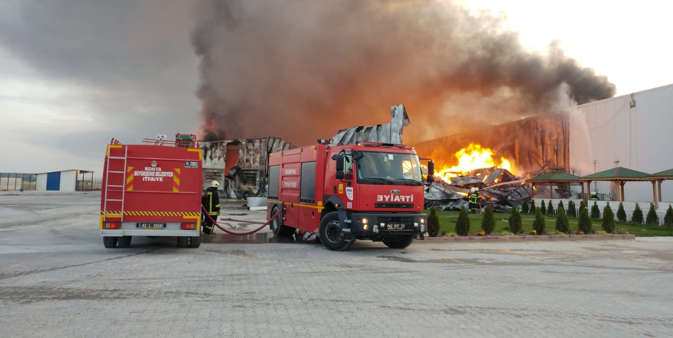 Konya'da fabrika yangını: İtfaiye ekiplerinin müdahalesi sürüyor