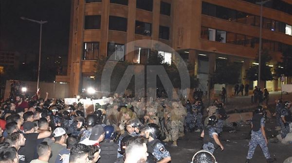 عشرات الإصابات في صفوت المتظاهرين أمام السراي الحكومي ببيروت