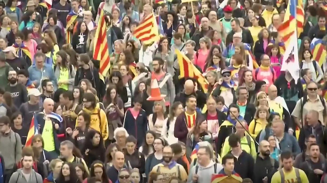 Thousands converge on Barcelona for fifth day of Catalan protests