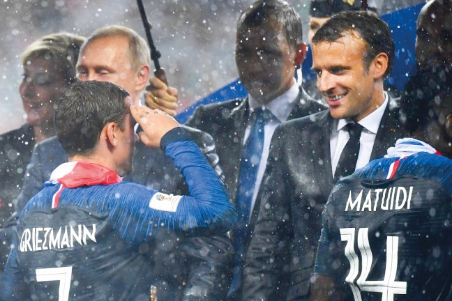 2018 Dünya Kupası’nda Fransız futbolcu Antoine Griezmann şampiyonluğu asker selamı ile kutlamıştı.