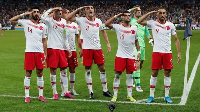Milli futbolcuların asker selamı Avrupa'yı rahatsız etti: "Soruşturma tamamen politik"
