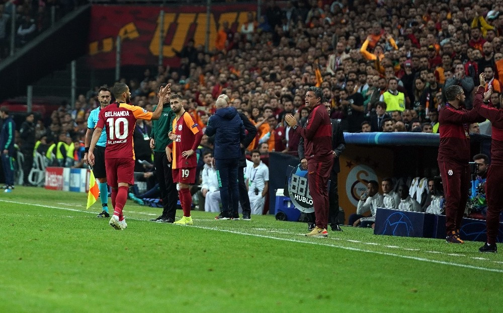 Galatasaraylı futbolcu Belhanda, sahadan çıkarken sarı kırmızılı taraftarlarla gerginlik yaşadı.