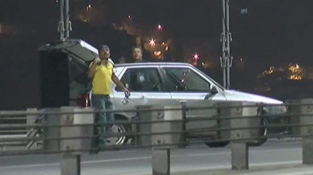 Eli silahlı şahıs 15 Temmuz Şehitler Köprüsü'nde yolu kapattı