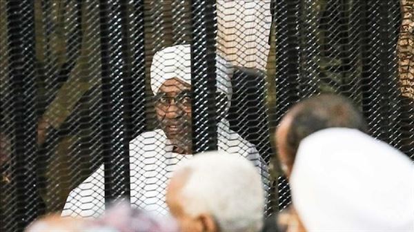 النائب العام السوداني يبحث تسليم البشير للجنائية الدولية