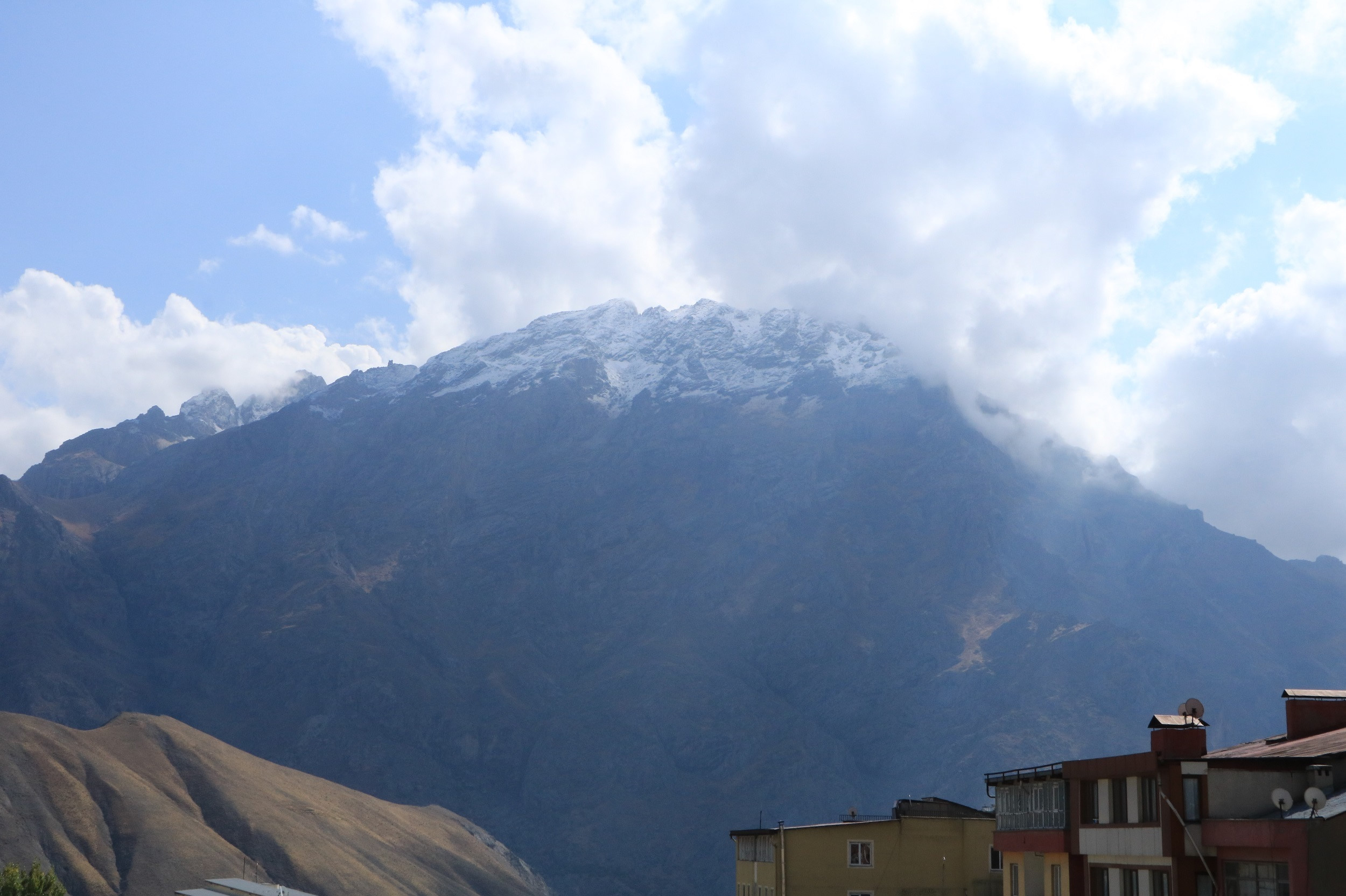 Hakkari haberleri: Sümbül Dağı'na mevsimin ilk karı yağdı!