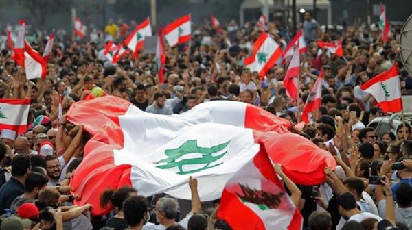 شاهد بالفيديو متظاهر لبناني يهاجم قناة العربية أنثاء تغطيتها المظاهرات