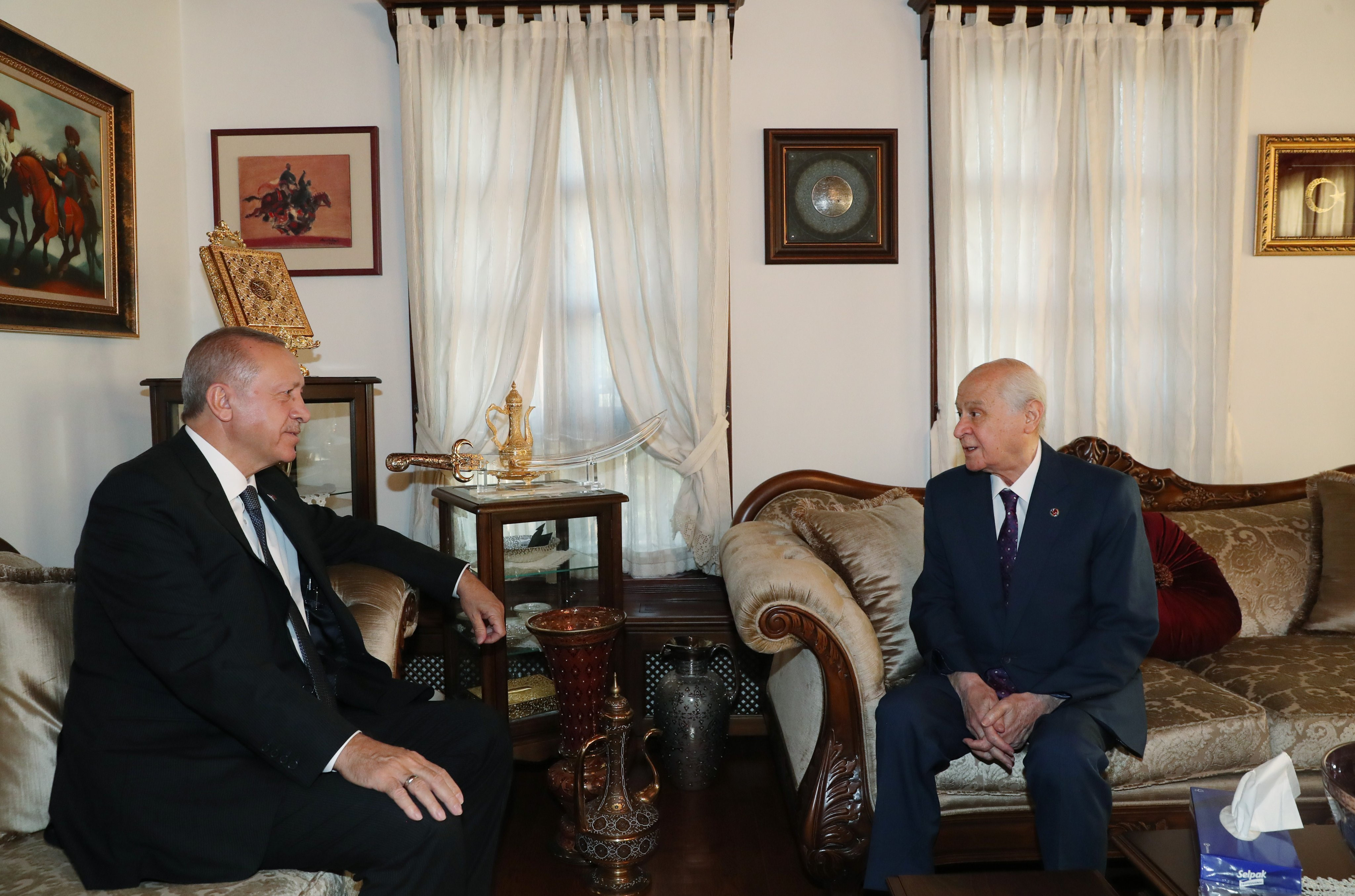 Cumhurbaşkanı Erdoğan, MHP lideri Bahçeli'ye geçmiş olsun ziyaretinde…