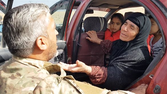 SMO askerlerinden terörist PKK/PYD zulmünden kaçan sivillere yardım