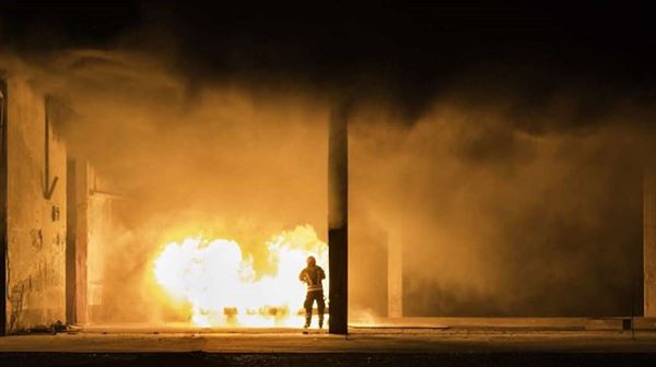 محتجون يشعلون النار بمحطات مترو الأنفاق في تشيلي