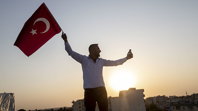 Tel Abyad teröristlerden temizlendi: Halk ellerinde Türk bayraklarıyla ilçede turlar attı