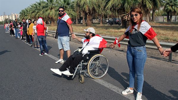 Lebanese protesters form human chain across country