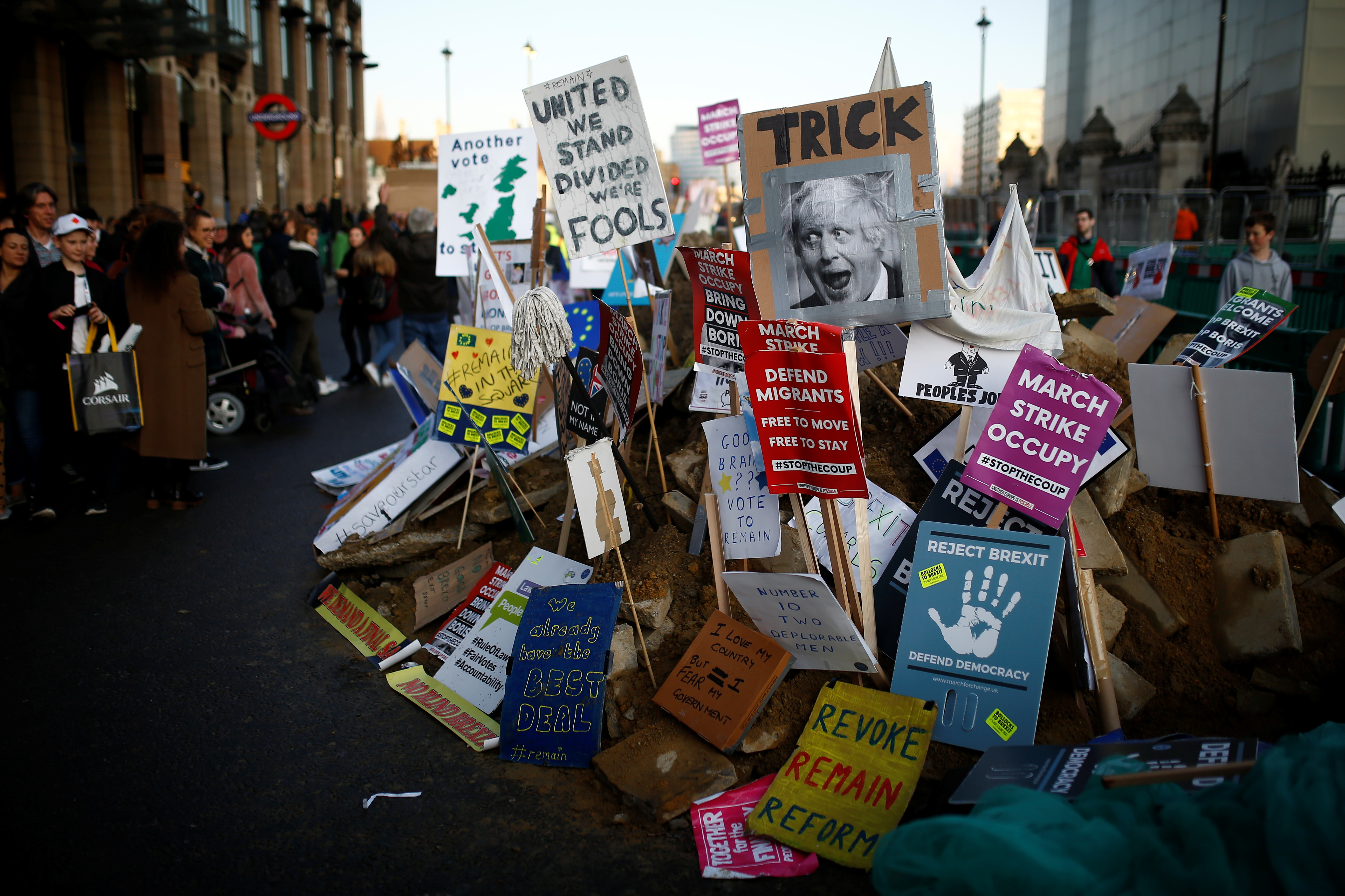 Londra'da Brexit karşıtı protesto: Bir milyon kişi parlamento önüne…