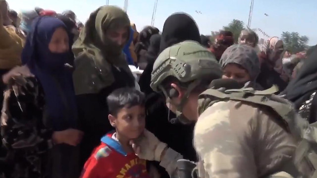 الجيش التركي يوزع مساعدات إنسانية على سكان تل أبيض (شاهد)