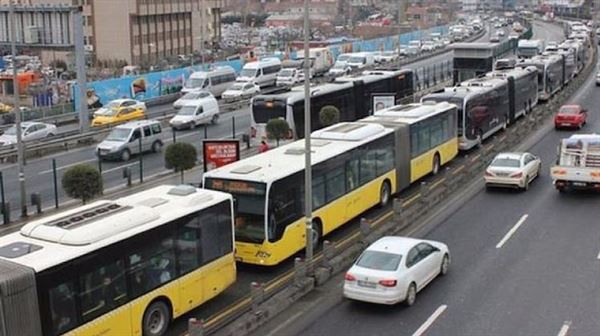 'المتروبوس'.. رحلة مليونية تغرد خارج زحمة إسطنبول