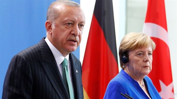 أردوغان وميركل يبحثان مستجدات أوضاع شمال شرقي سوريا