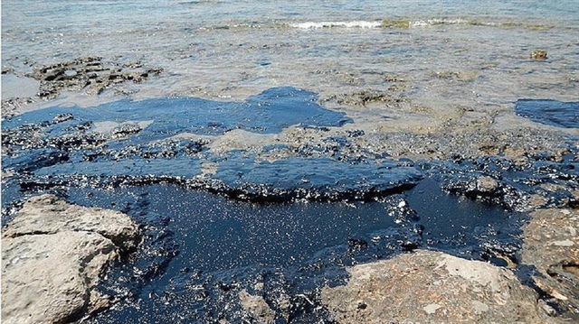 İzmir’de korkutan görüntü! Petrol türevi atıklar, Avcı Ramadan Parkı…