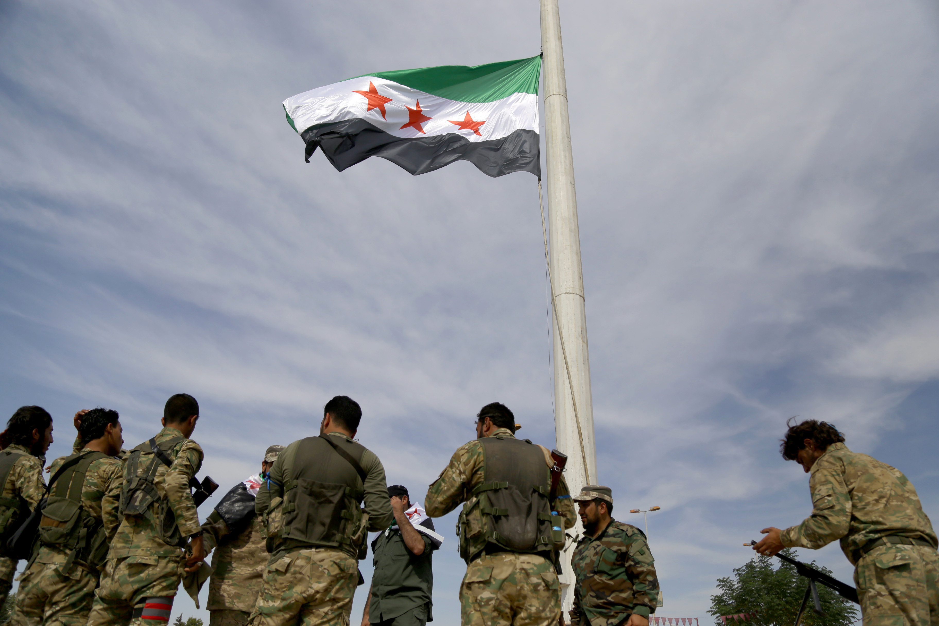 الجيش الوطني السوري يرفع علم الثورة على سارية عالية غربي تل أبيض
