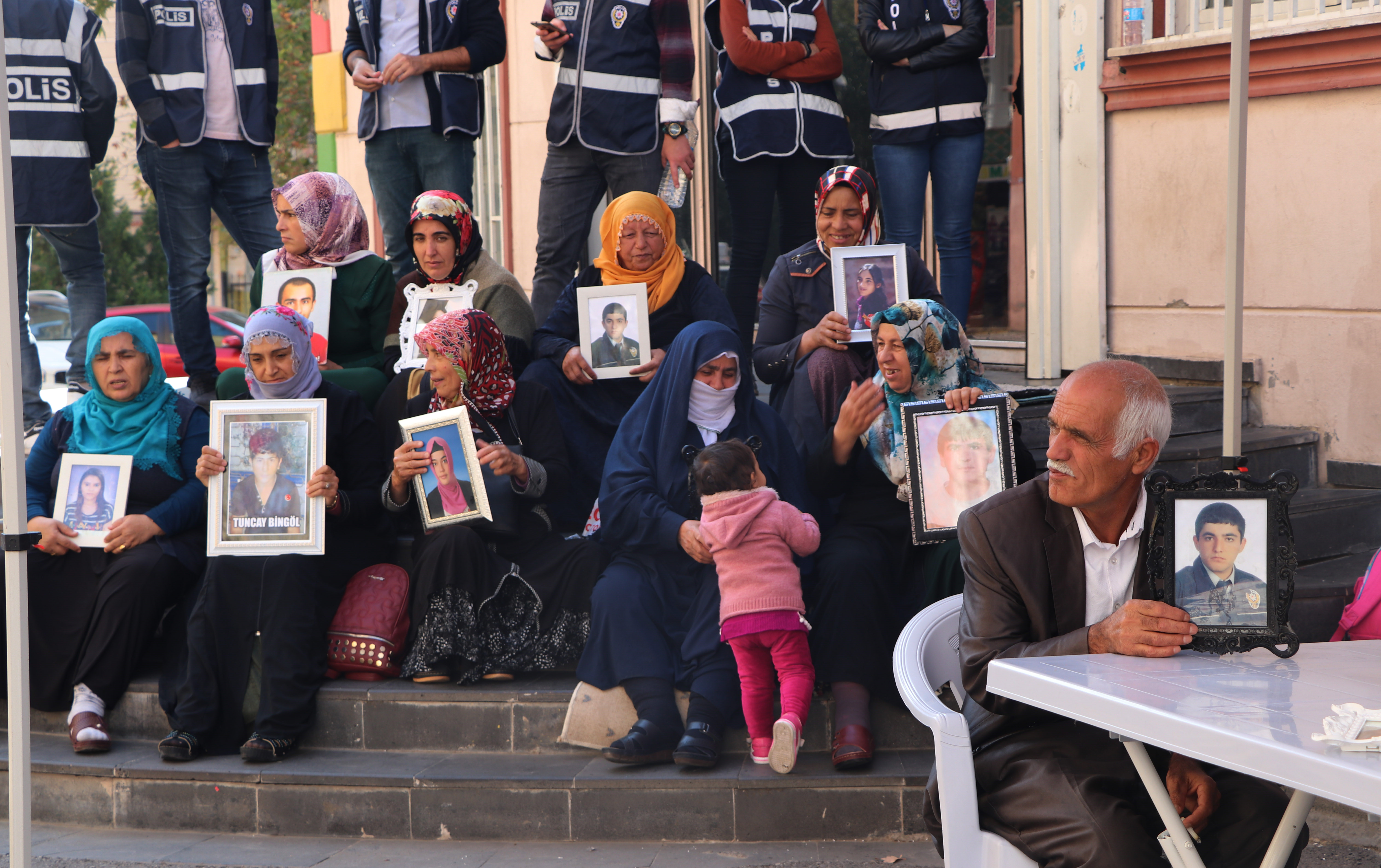 HDP önünde oturan baba: Bir fırsatını buldun mu kaç gel