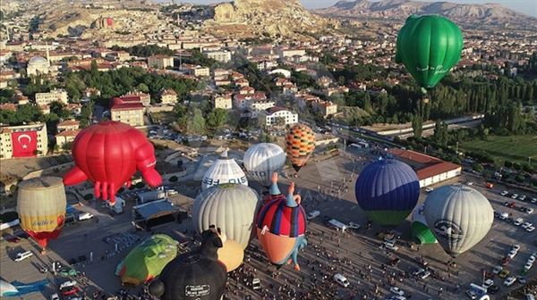'كبادوكيا' التركية.. العالم يلتقي في عاصمة المناطيد