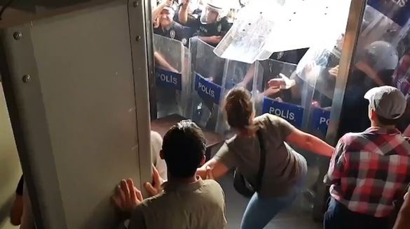 Diyarbakır'da HDP'liler polise saldırdı