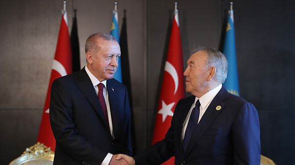 أردوغان يلتقي الرئيس المؤسس لكازاخستان في باكو