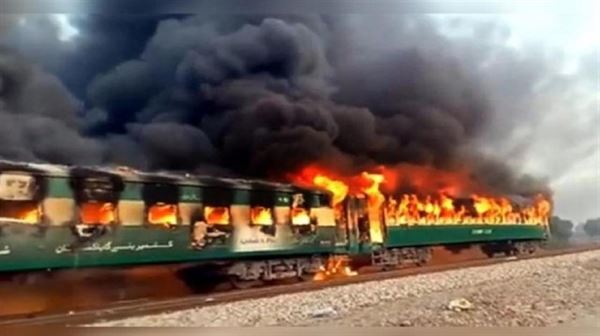 حادثة مروعة هزت باكستان…شاهد بالفيديو اللحظات الأولى لانفجار القطار…
