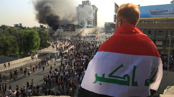 مقتل متظاهر وإصابة العشرات بعد اقتحام المنطقة الخضراء في بغداد (شاهد)